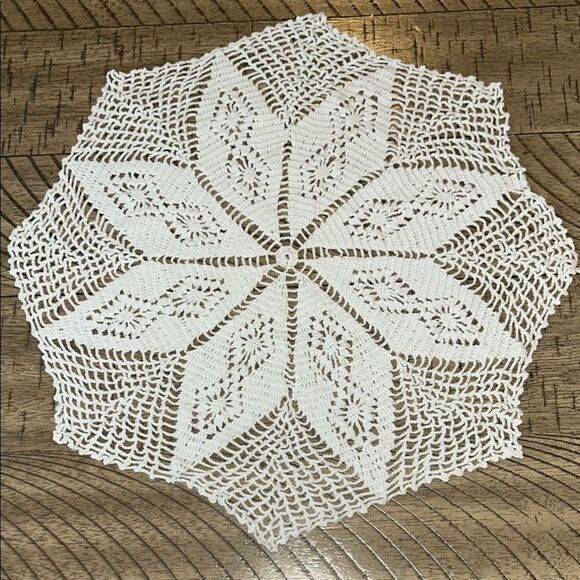 Elegant Vintage 1970s Handmade White Crochet Doilies Set - Picture 4 of 17